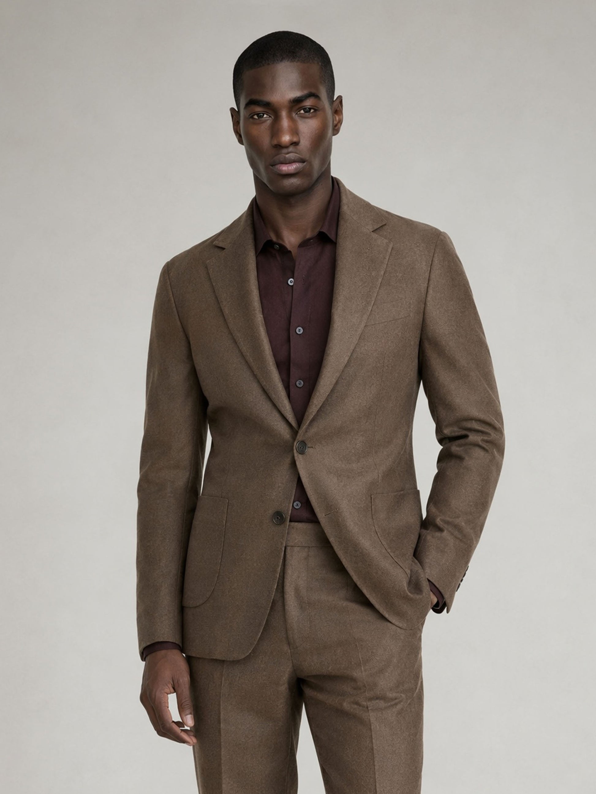 Savile GA0075 tan camel linen unstructured suit – full body three-quarter side pose, hand in pocket showing Italian drape and relaxed notch lapel profile