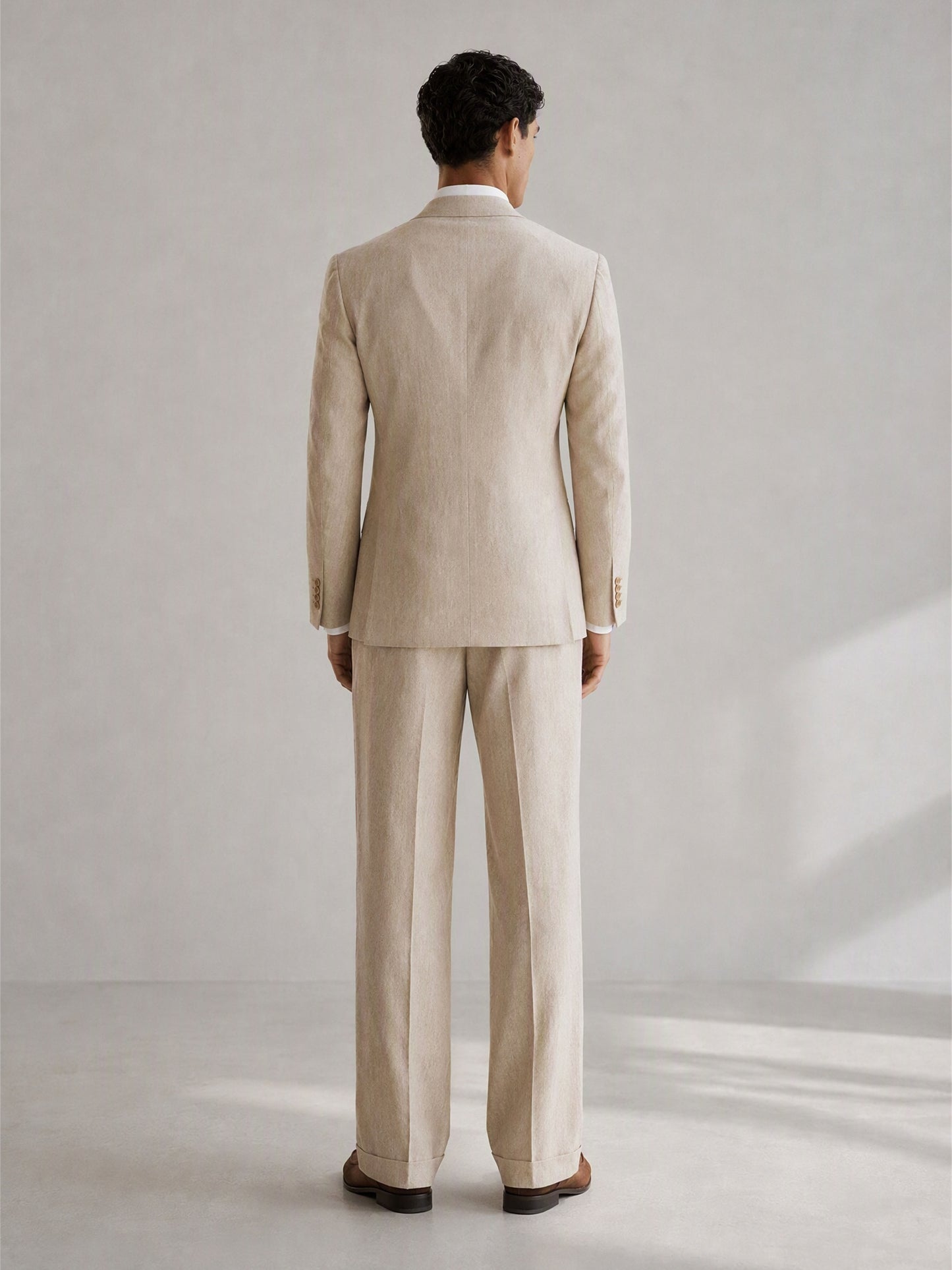Savile GA0094 natural beige linen relaxed suit – full body front view, arms crossed showing Neapolitan relaxed-fit blazer and wide-leg turn-up trouser silhouette