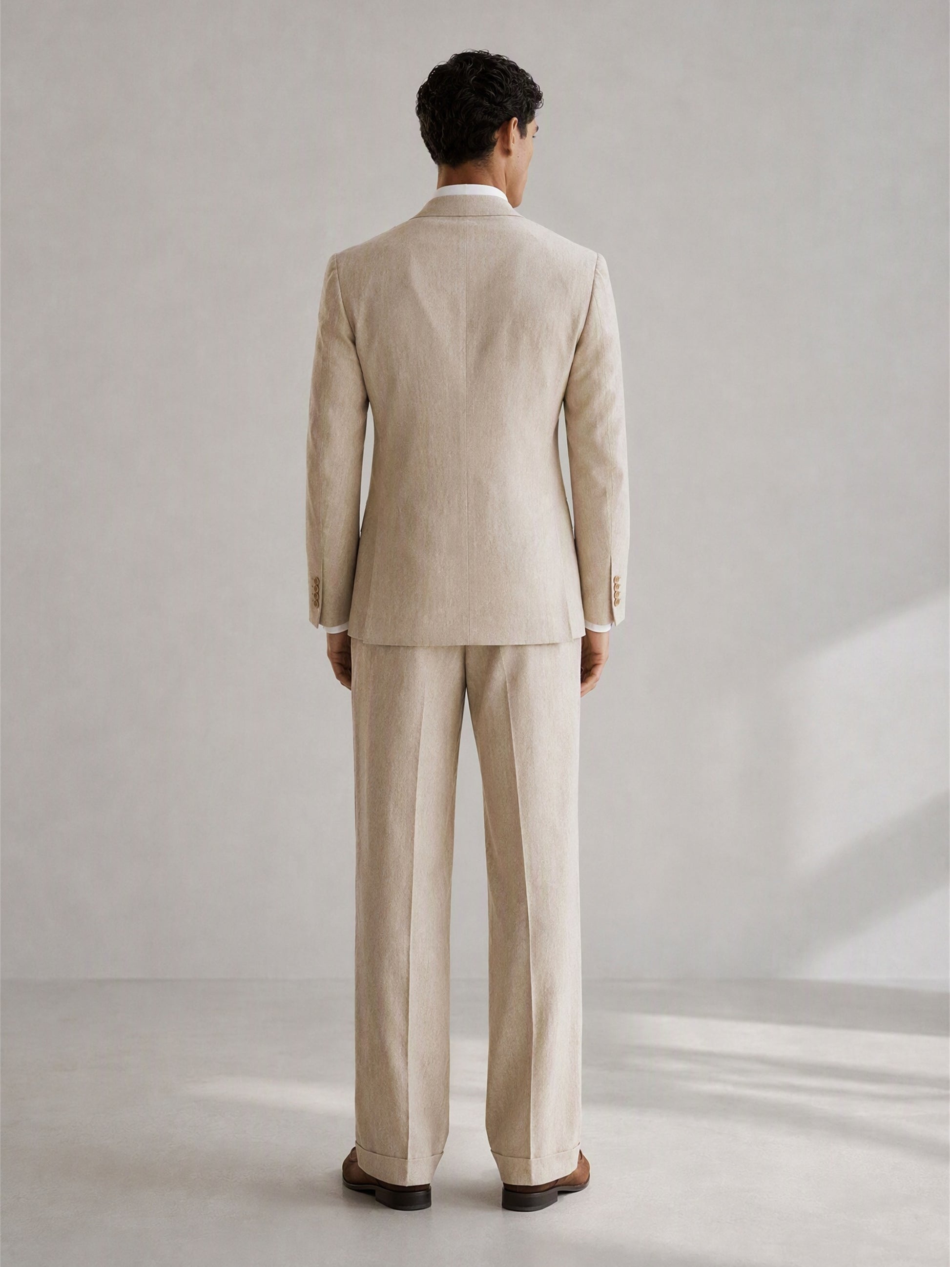 Savile GA0094 natural beige linen relaxed suit – full body front view, arms crossed showing Neapolitan relaxed-fit blazer and wide-leg turn-up trouser silhouette