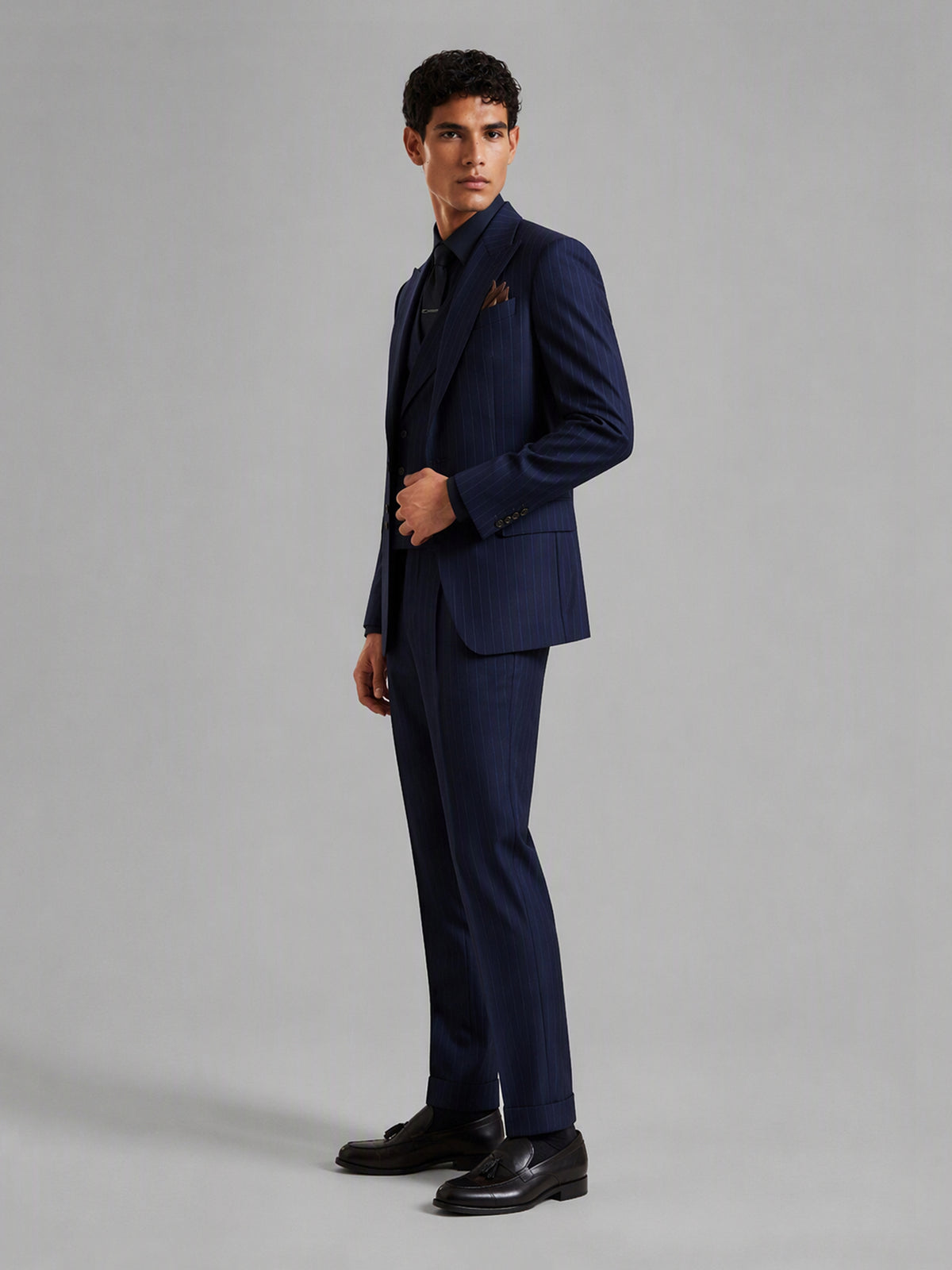 Men's navy blue pinstripe 3-piece suit set – front walking open jacket view, Savile GA0174