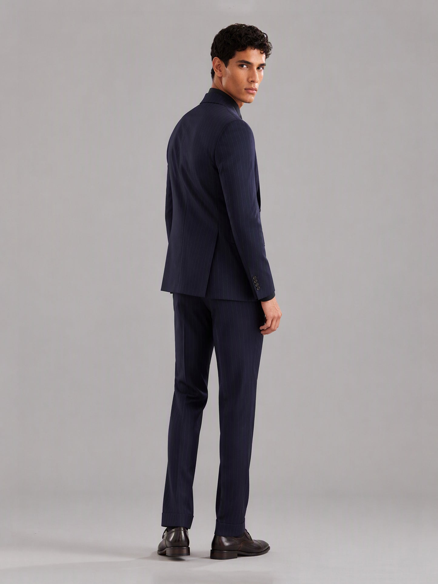 Men's navy blue pinstripe 3-piece suit set – front walking relaxed view, Savile GA0174