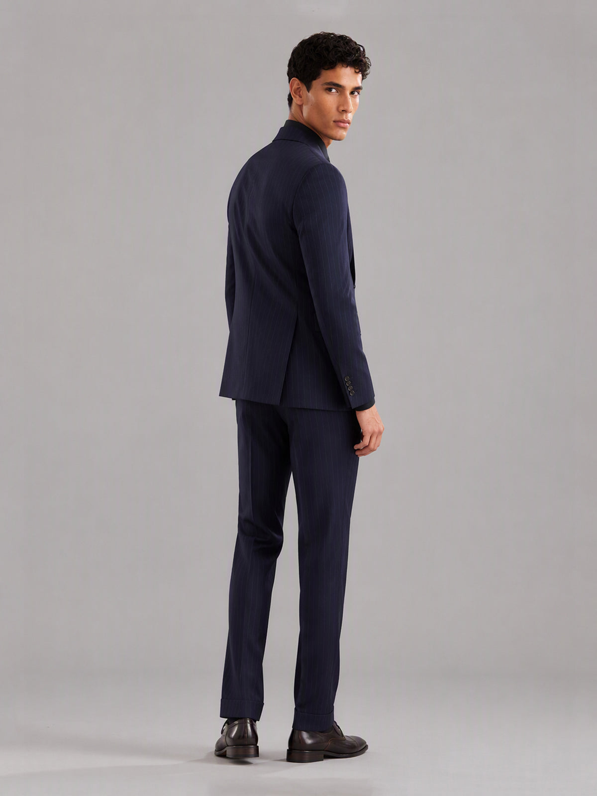 Men's navy blue pinstripe 3-piece suit set – front walking relaxed view, Savile GA0174