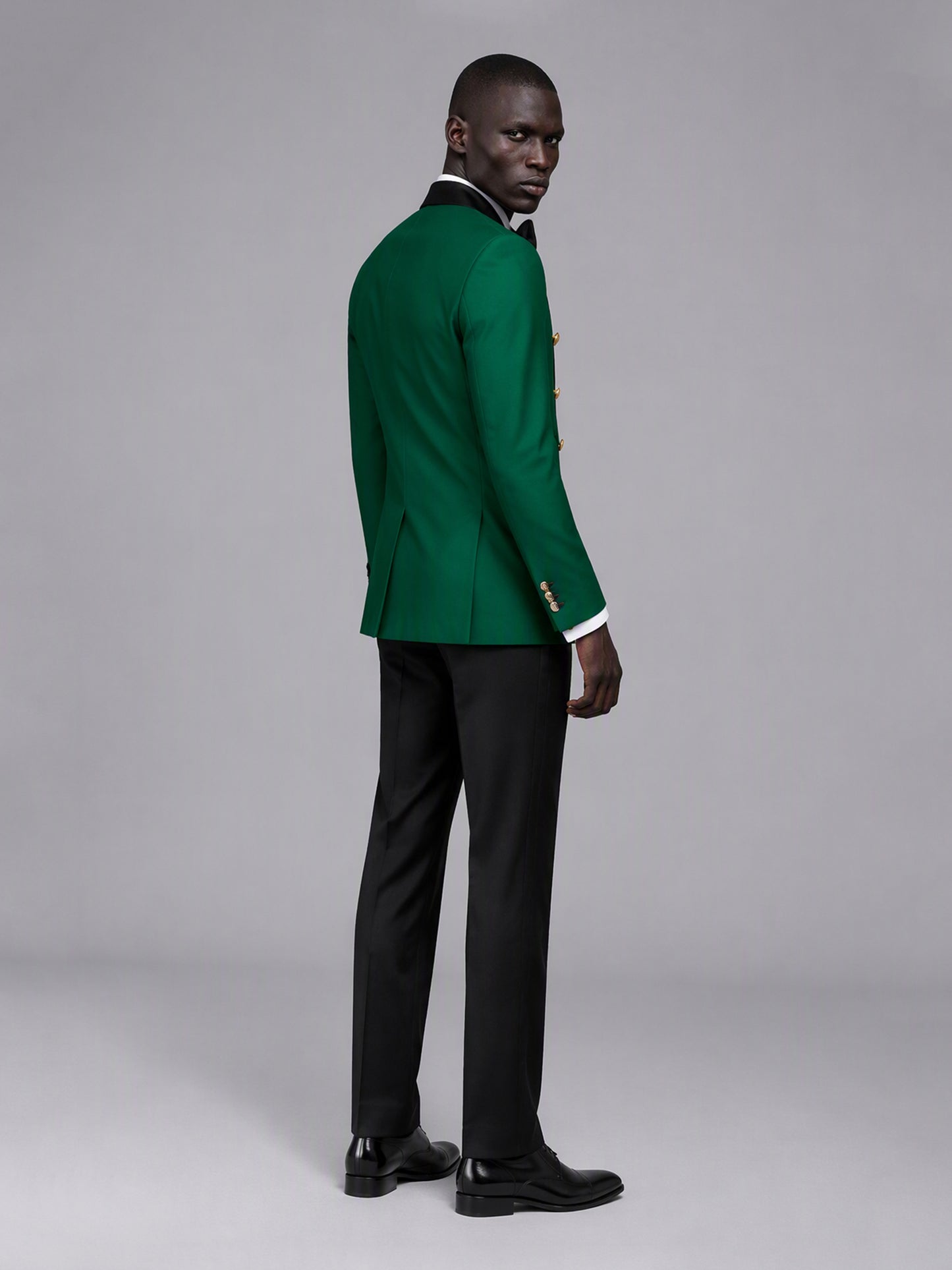 Men's emerald green double-breasted 2-piece suit set – three-quarter side standing view, Savile GA0175