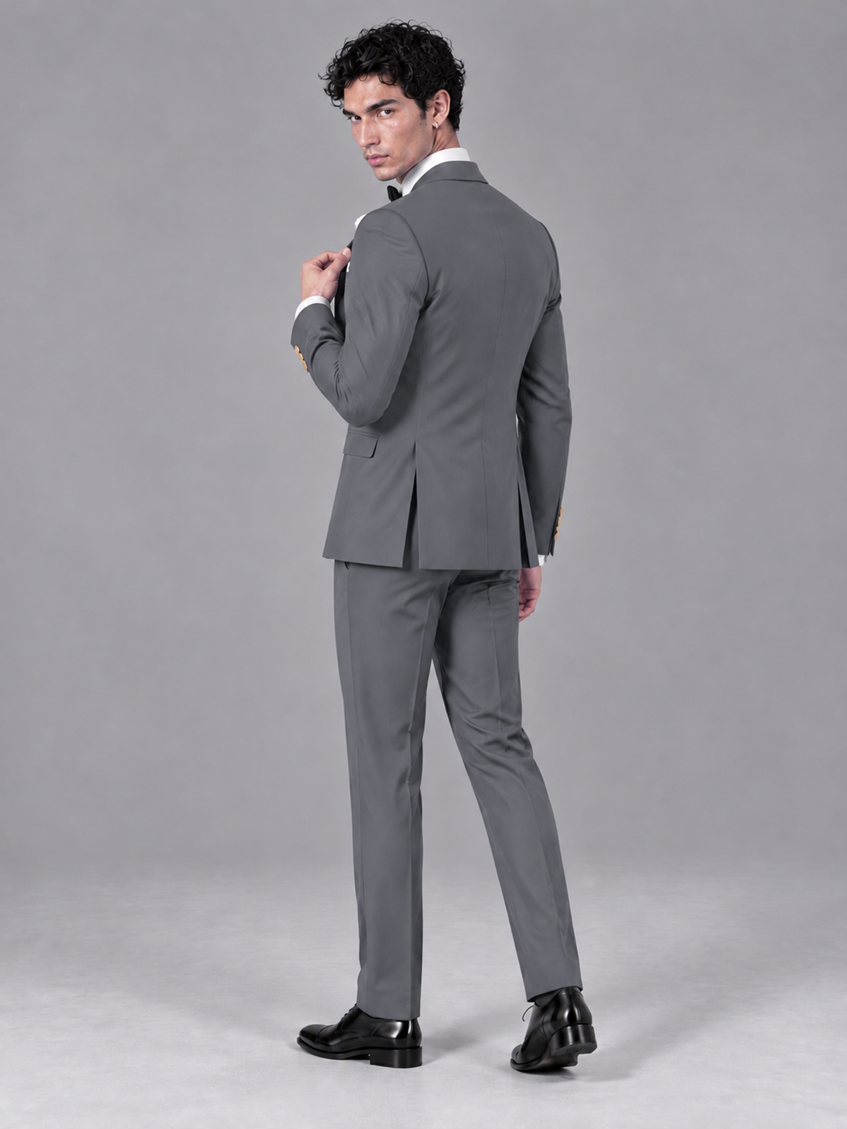 Savile Men's Gray Contrast White Peak Lapel 3-Piece Tuxedo Suit - Gray